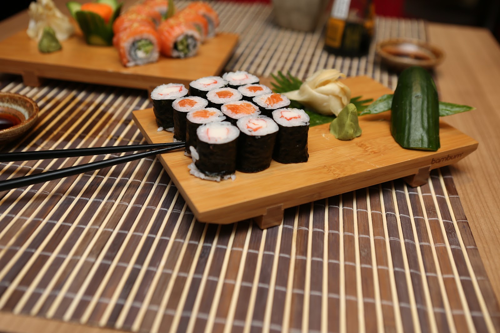 Sushi seçkisi bambu tepside